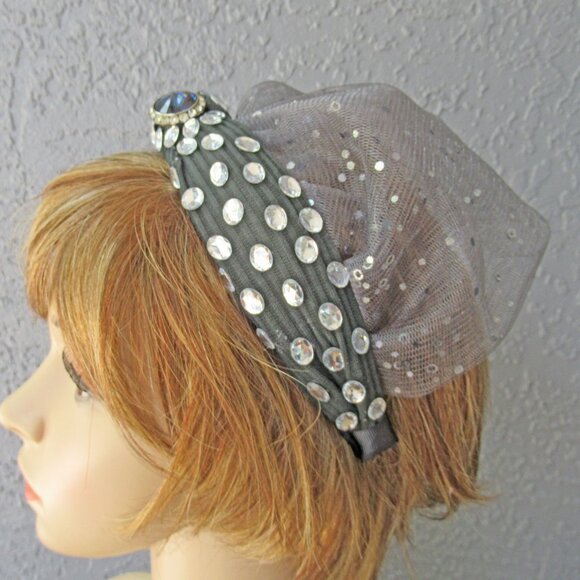 Flapper inspired headpiece, Gray softly ruffled short veil plus clear rhinestone - Picture 6 of 11